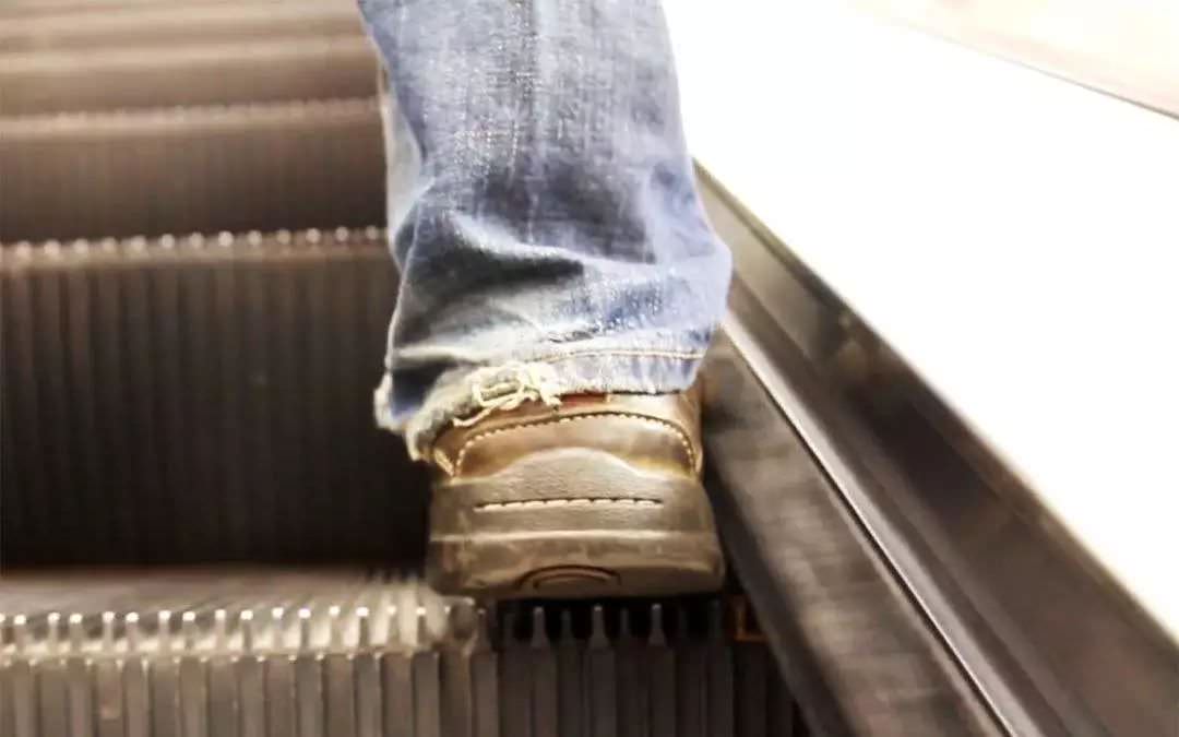 【現場】男童頑皮被扶梯夾腳-作為家長你要知道的一些事情......