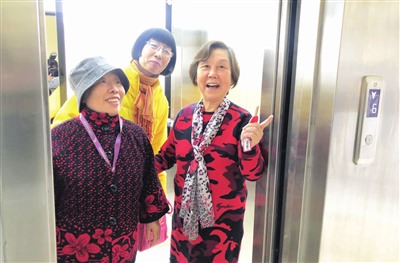 “電梯挺穩” “配了小椅子和扶手,真好” “按鈕不高,坐輪椅也能夠著” 天大六村的老樓電梯開通了